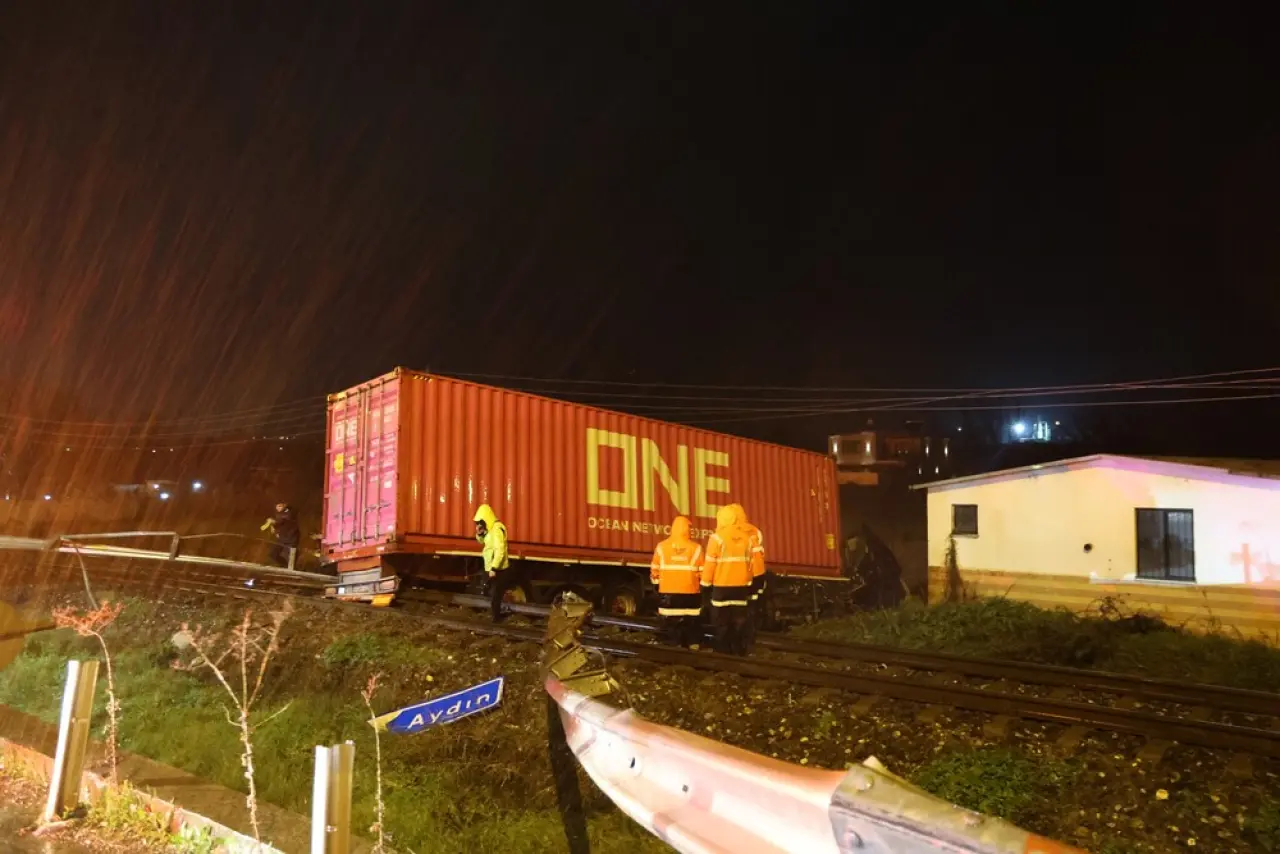 Aydın’da felaket gibi gece! Otoyoldan havalanan tır raylara çakıldı! 6