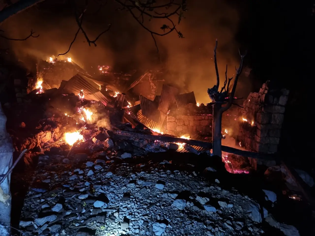 Aladağ’da korku dolu gece! Yangın sonrası yaşlı kadına ulaşılamadı 1