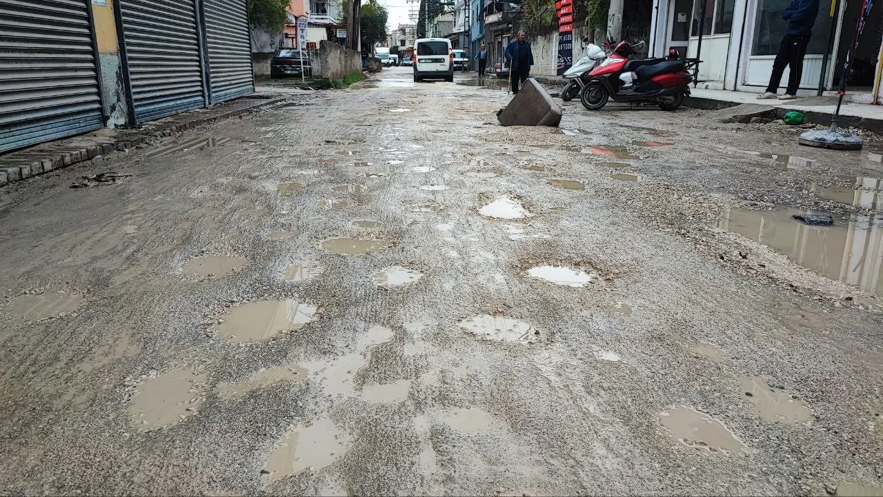 Adana’da çöken yola esnaftan ilginç önlem: Kanepe kolu ile bariyer! 2