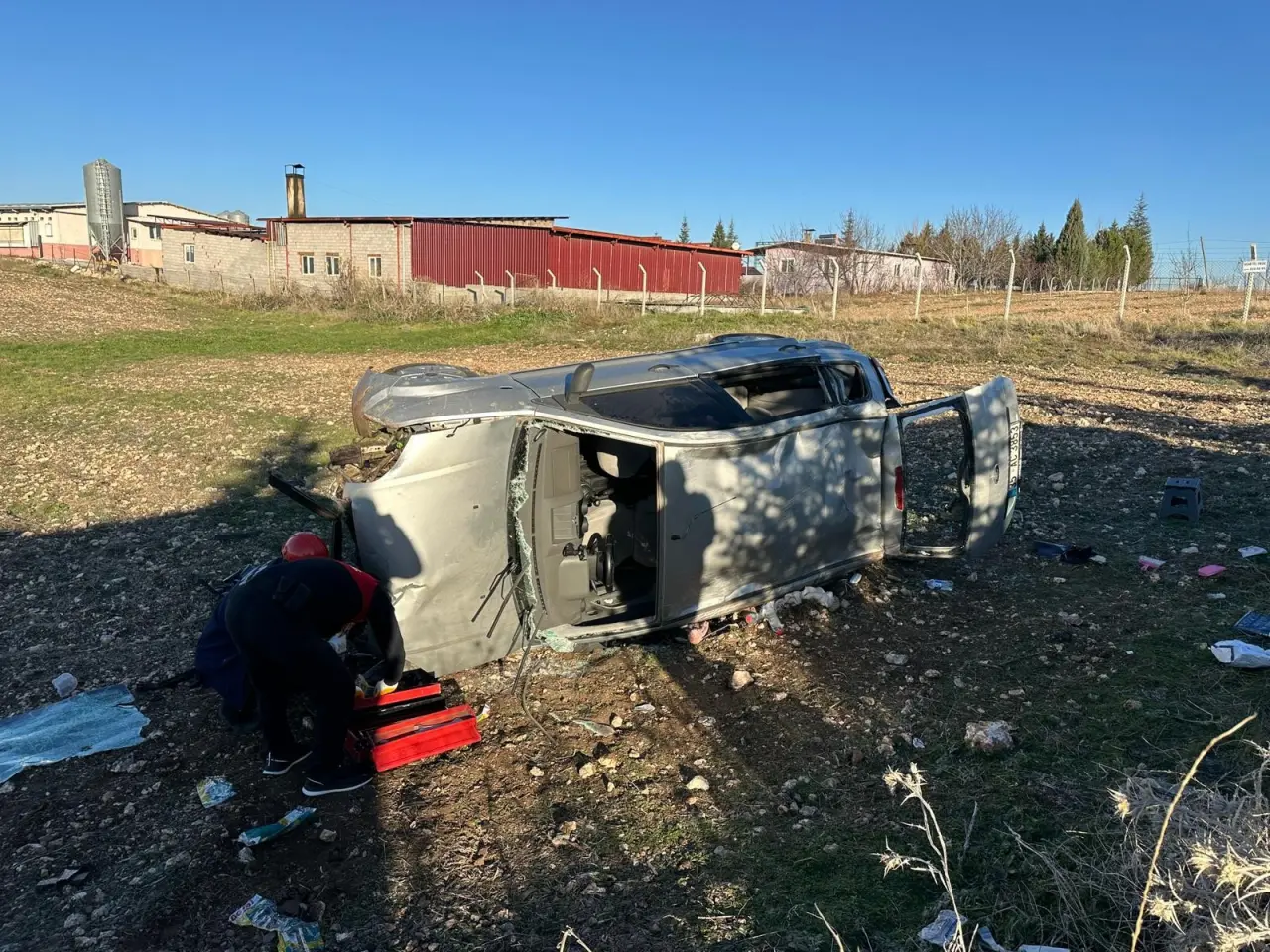 Uşak’ta aile faciası! Otomobil tarlaya devrildi: 5 yaralı 3