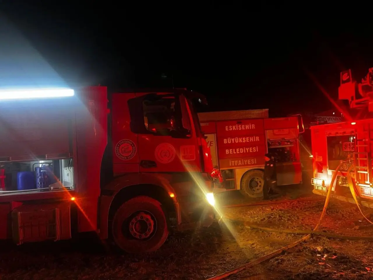 Gece yarısı alev alarmı, tüm saman depolarını bir lokmada yedi! 3