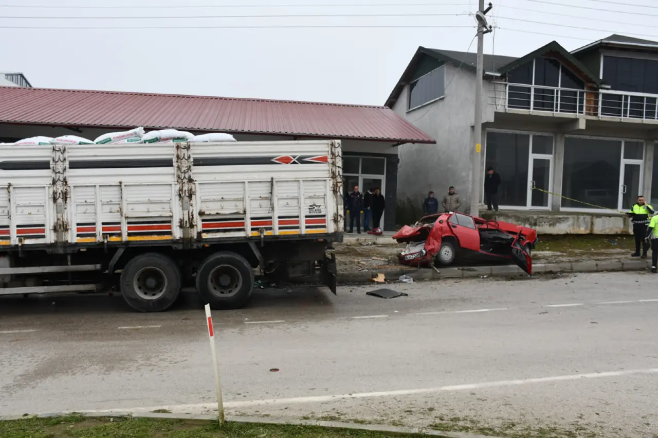 Kırmızı ışıkta duruyordu, kamyon çarptı: Araç adeta yok oldu 2