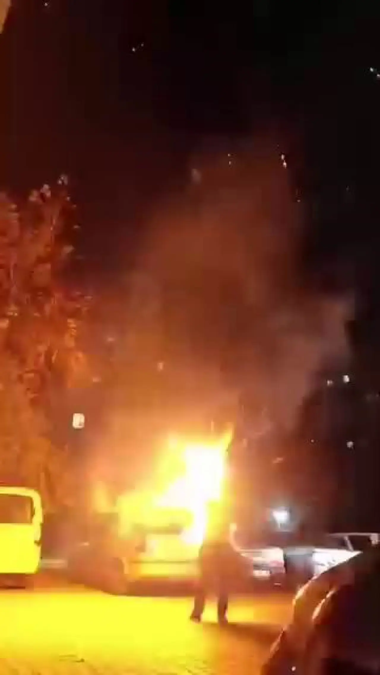 Faciadan son anda kurtuldu: Havai fişek elinde patladı 3