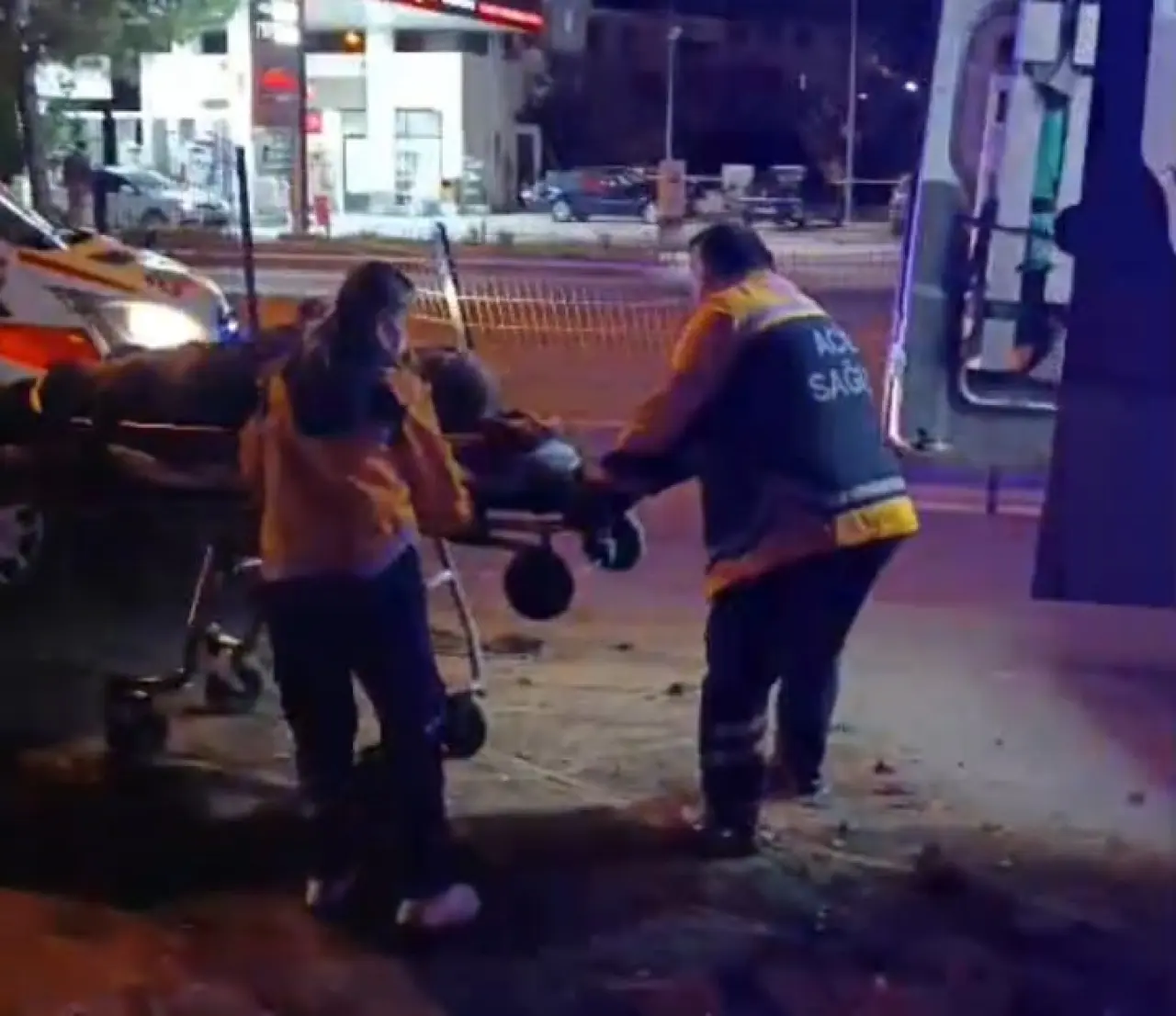 Kavşakta dehşet! Kırmızı ışık ihlali yapan mikser otomobile daldı, 5 yaralı 2