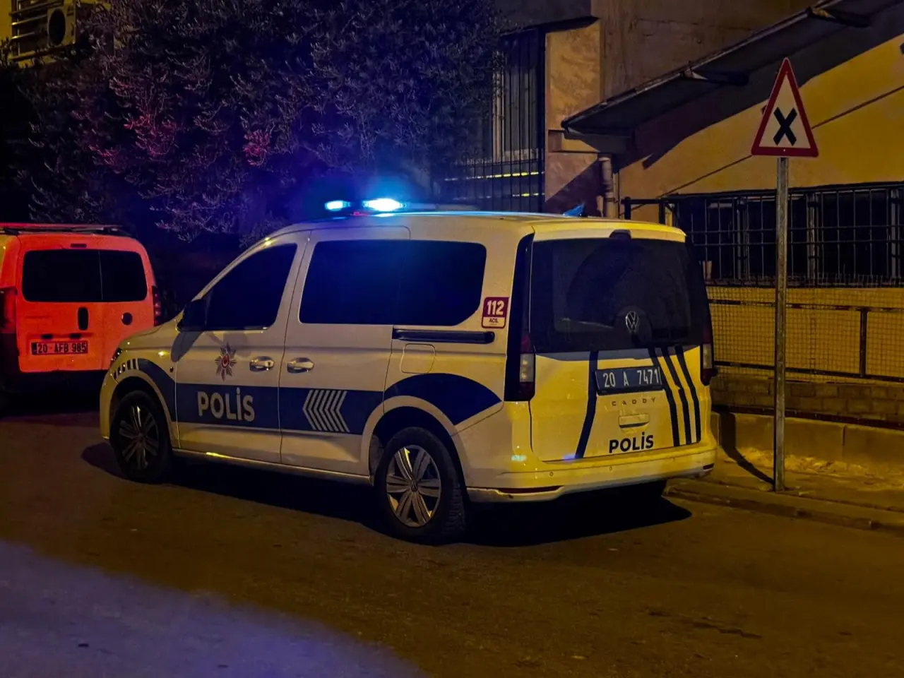 Denizli'de korku dolu anlar! Pompalı tüfekle minibüsü kurşunlayıp kaçtılar 4