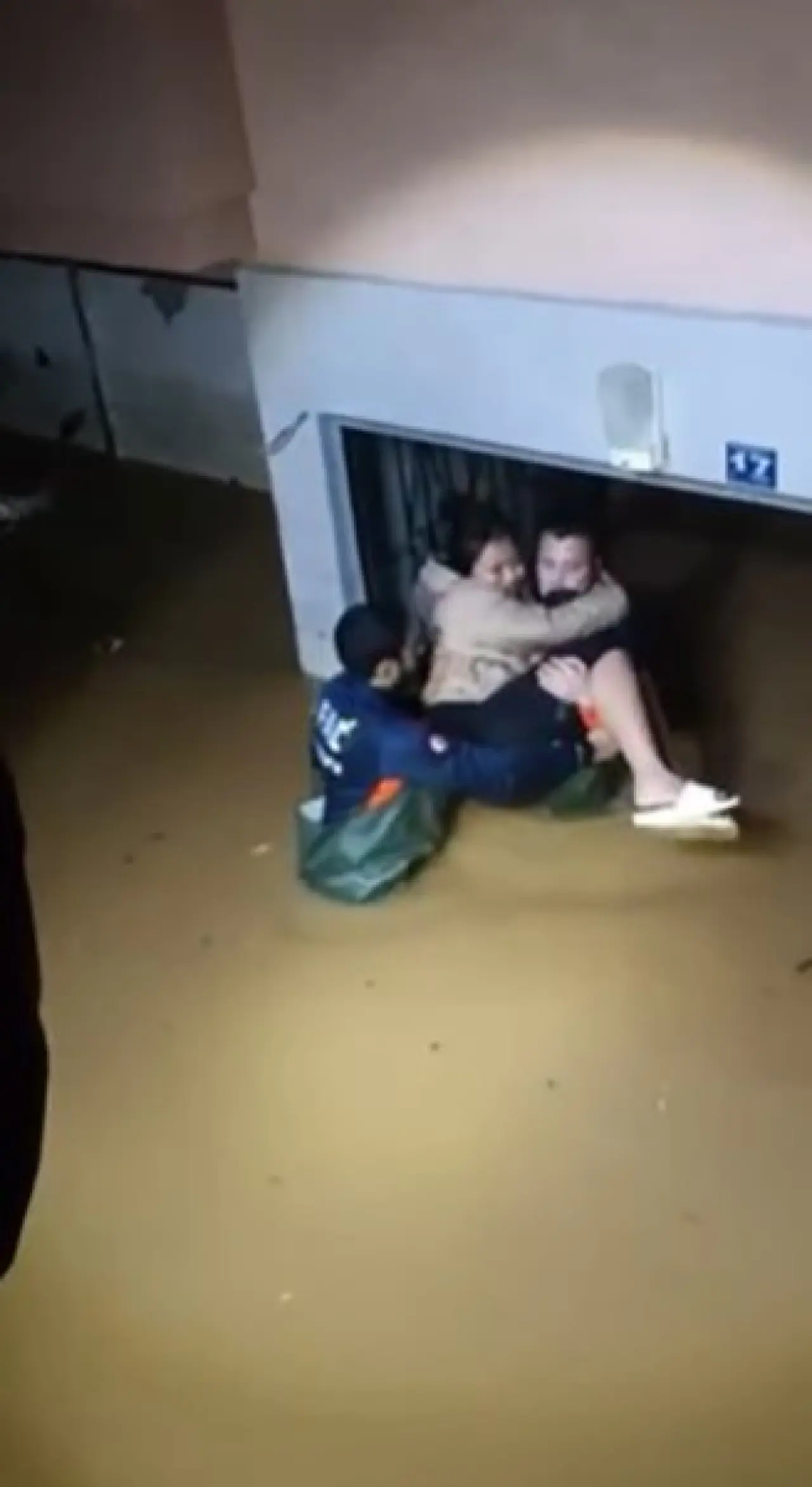 Alanya’da sel felaketi! Suların ortasında kalan kadın, ekipler tarafından böyle kurtarıldı 1