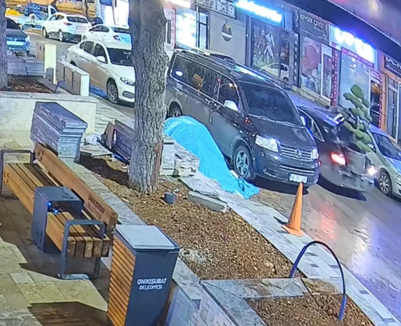 Bu da oldu! Yenilenen parktan saksılı ağacı çalıp götürdüler 2