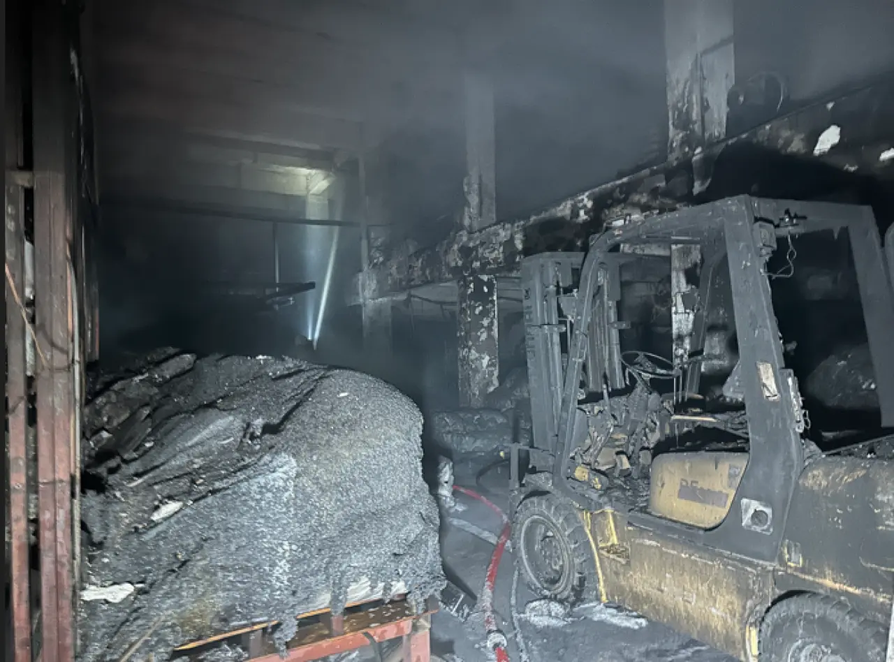 Uşak’ta yangın alarmı! Alevler tüm fabrikayı sardı 1