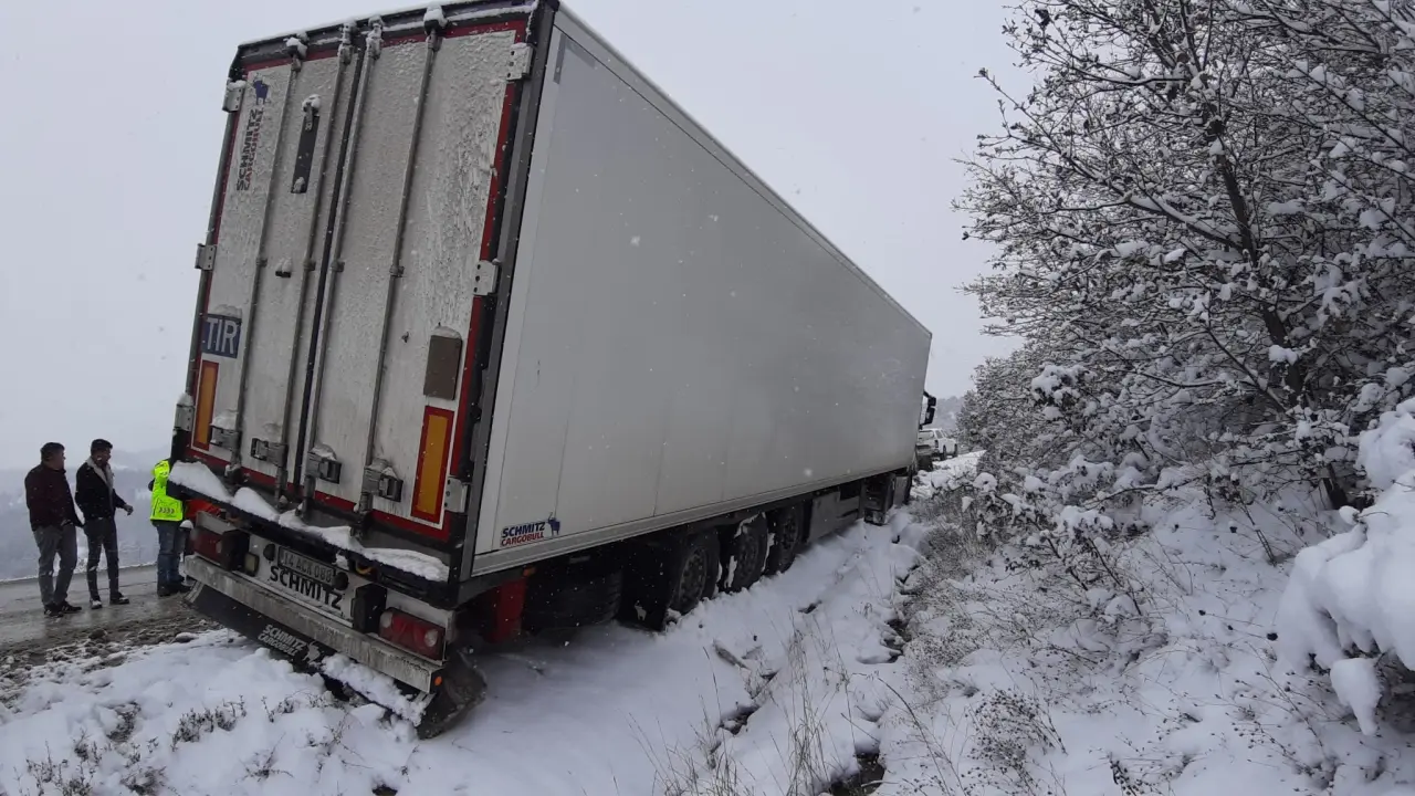 Kar yağışı felaketi getirdi! Bolu-Nallıhan yolunda tır şarampole uçtu 3