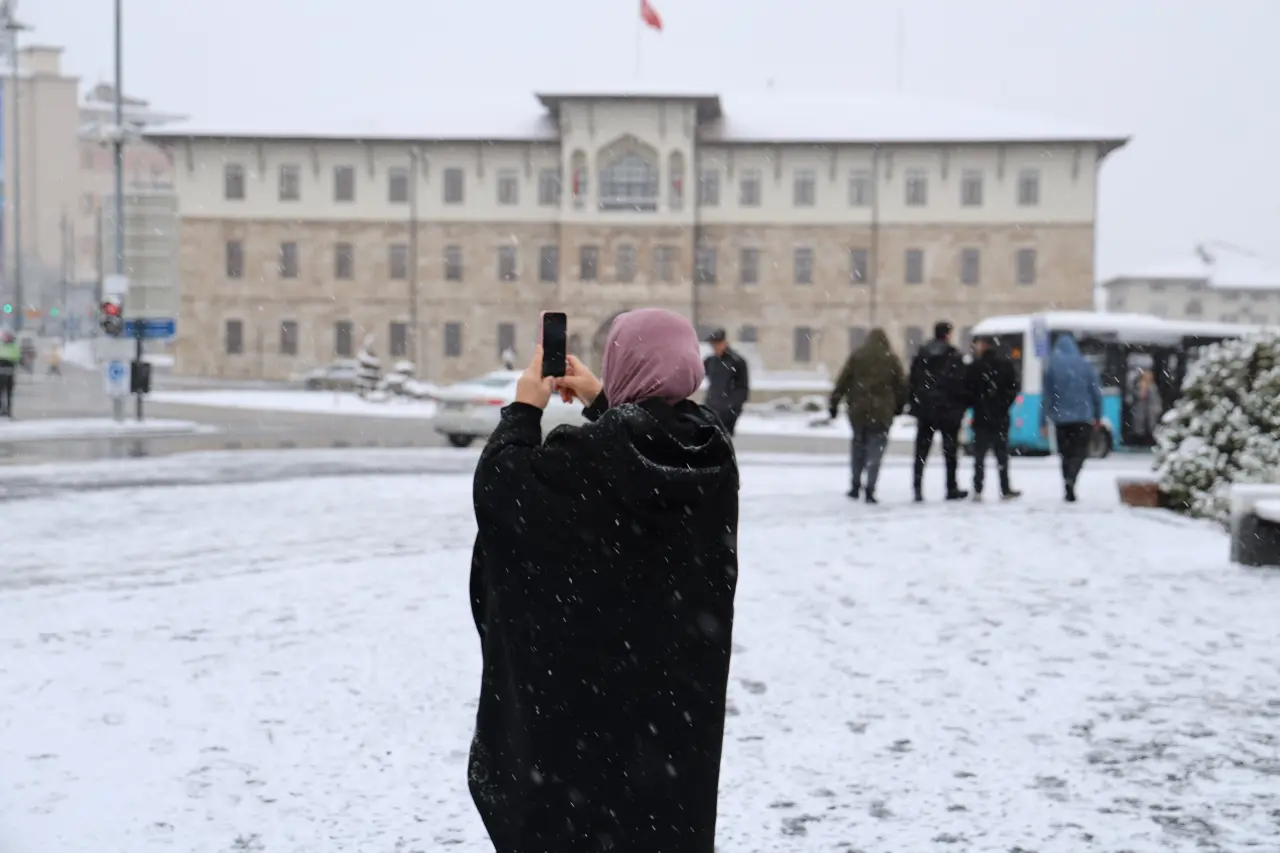Sivas’ta beklenen kar yağdı: Tarihi meydan beyaza büründü 1