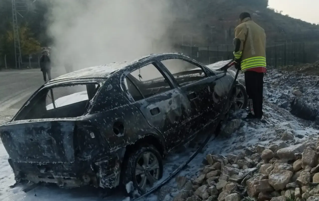 Kahramanmaraş’ta seyir halindeki araç alev alev yandı! Sürücü canını zor kurtardı 2