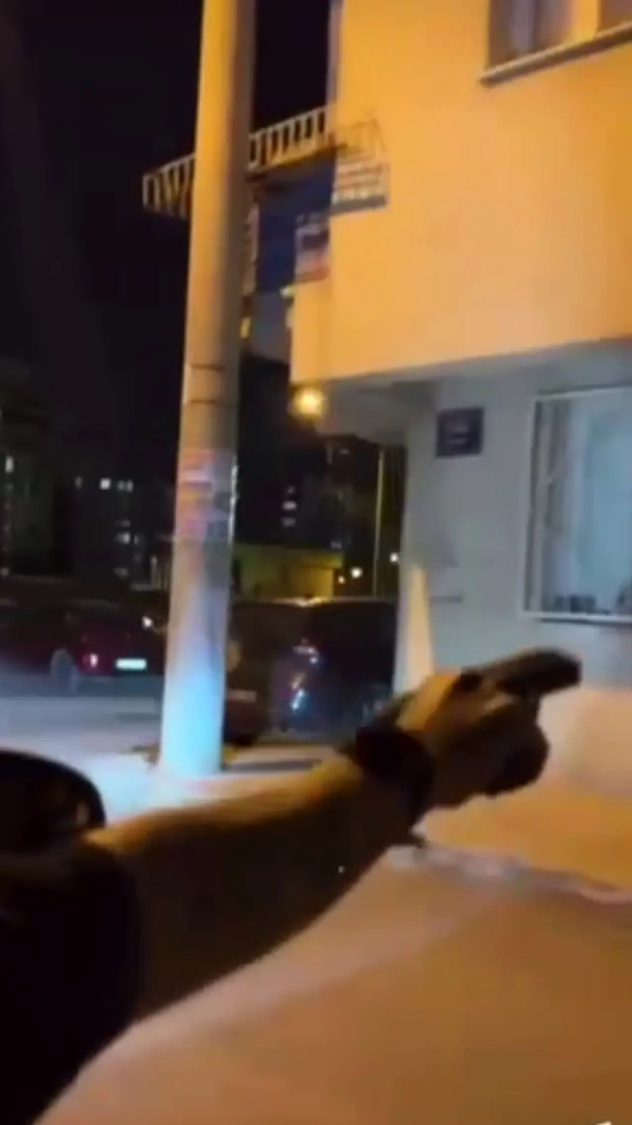 Bornova’da silahlı tehdit kamerada: Otomobilden ateş açtı, sosyal medyada yayınladı! 2