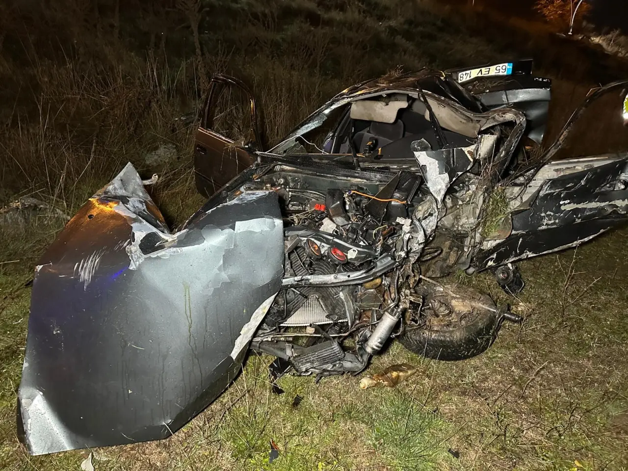 Gece yolculuğu felaketle bitti! Uşak’ta otomobil hurdaya döndü 8