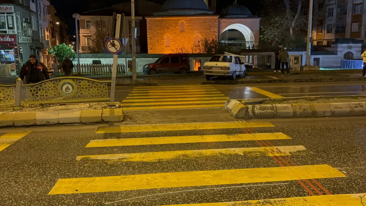 Edirne’de korku dolu anlar! Alkollü sürücü bariyerleri yıktı, karşı şeride uçtu 3