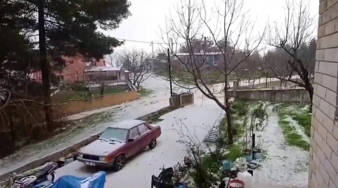 Hatay’da sabah sürprizi: Dolu yağdı, her yer beyaza büründü 1