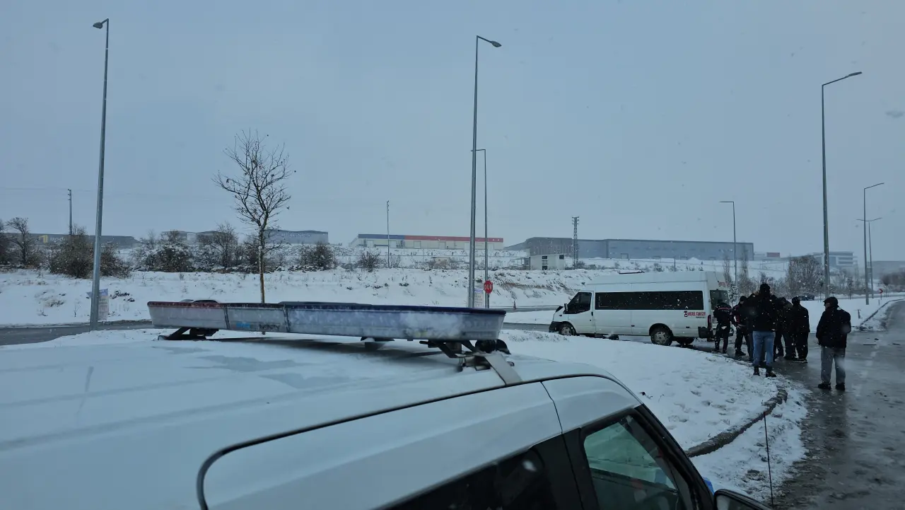 Kayseri’de sabah mesaisi kabusa döndü! İşçi servisi tıra çarptı, 11 Yaralı 5