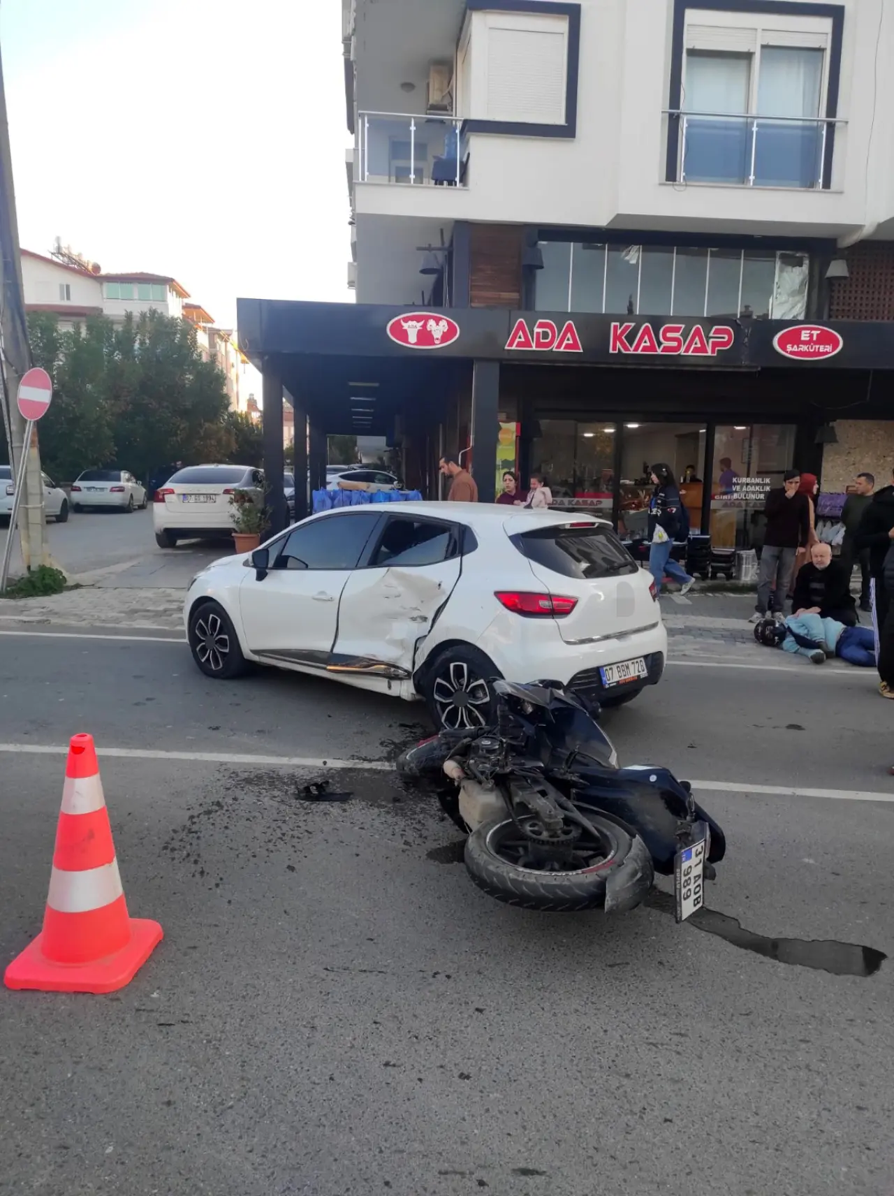 Manavgat’ta feci kaza! Motosiklet sürücüsü metrelerce savruldu 1