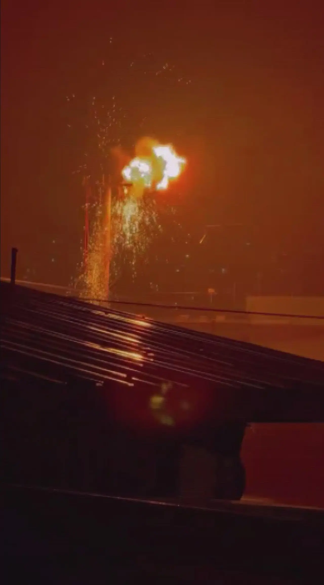 Hatay’da elektrik kabloları havai fişek gibi patladı: Geceyi gündüze çevirdi! 1