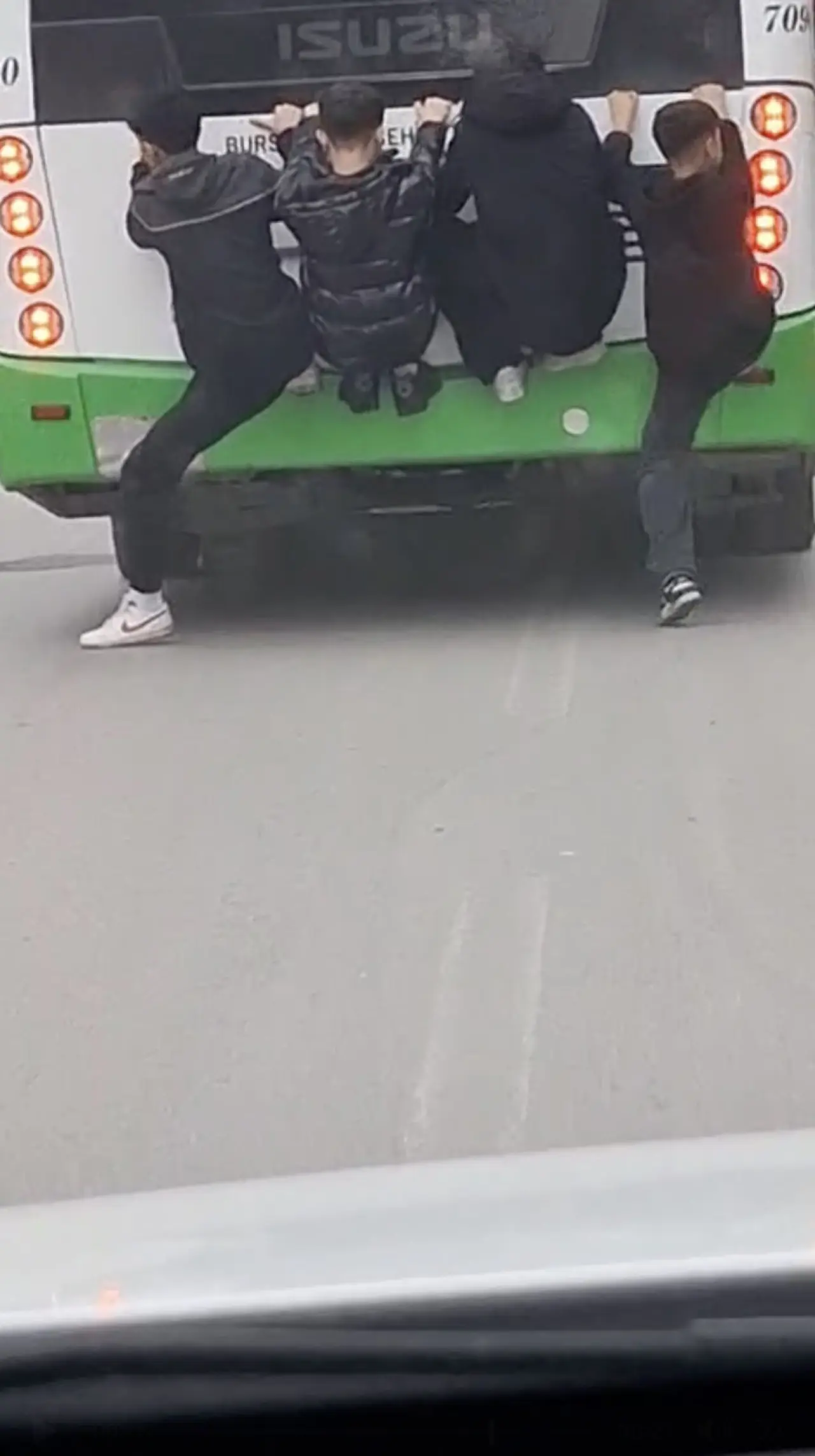 Otobüsün arasına tutundular! Bursa’da lise öğrencilerinden ölümüne yolculuk 1