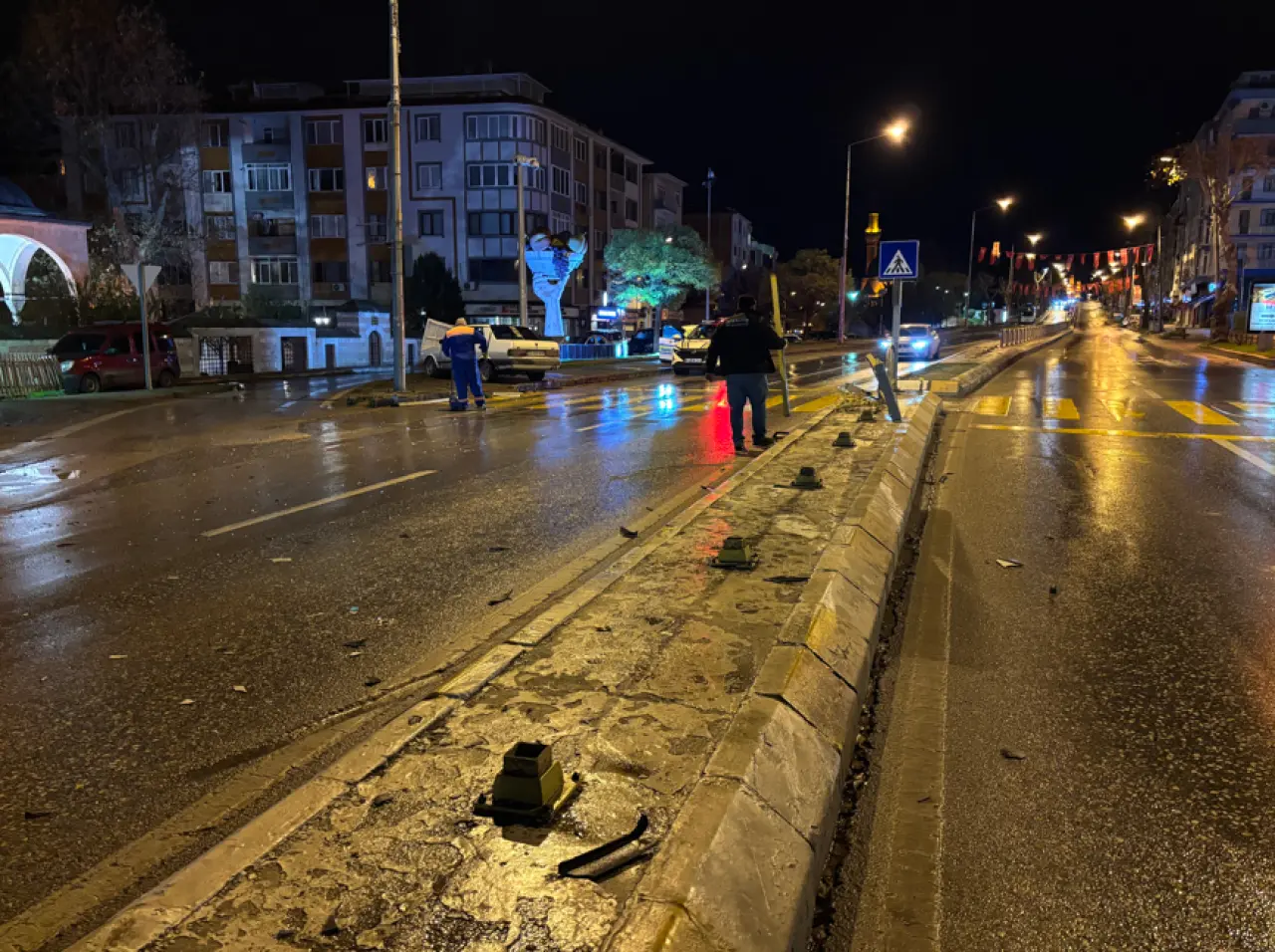 Edirne’de korku dolu anlar! Alkollü sürücü bariyerleri yıktı, karşı şeride uçtu 4