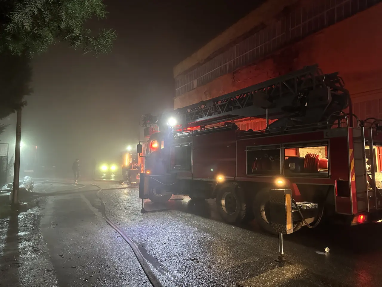 Uşak’ta yangın alarmı! Alevler tüm fabrikayı sardı 5