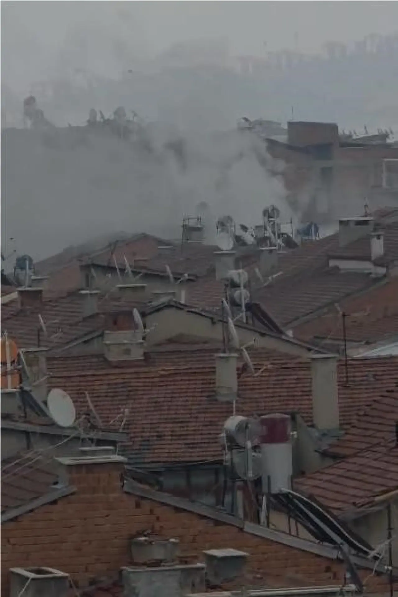 Terkedilmiş binada korkutan yangın! Ekipler zamanla yarıştı 2