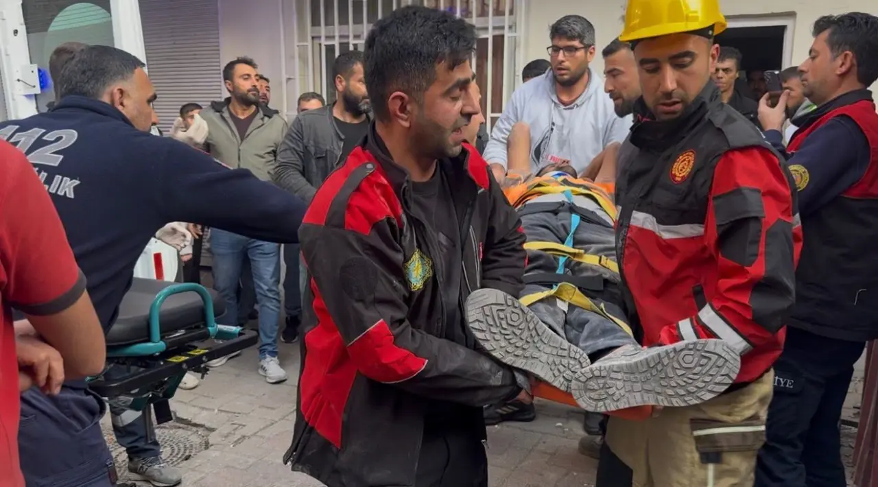 Diyarbakır'da yıkım sırasında talihsiz kaza! İşçi molozların altında kaldı 3