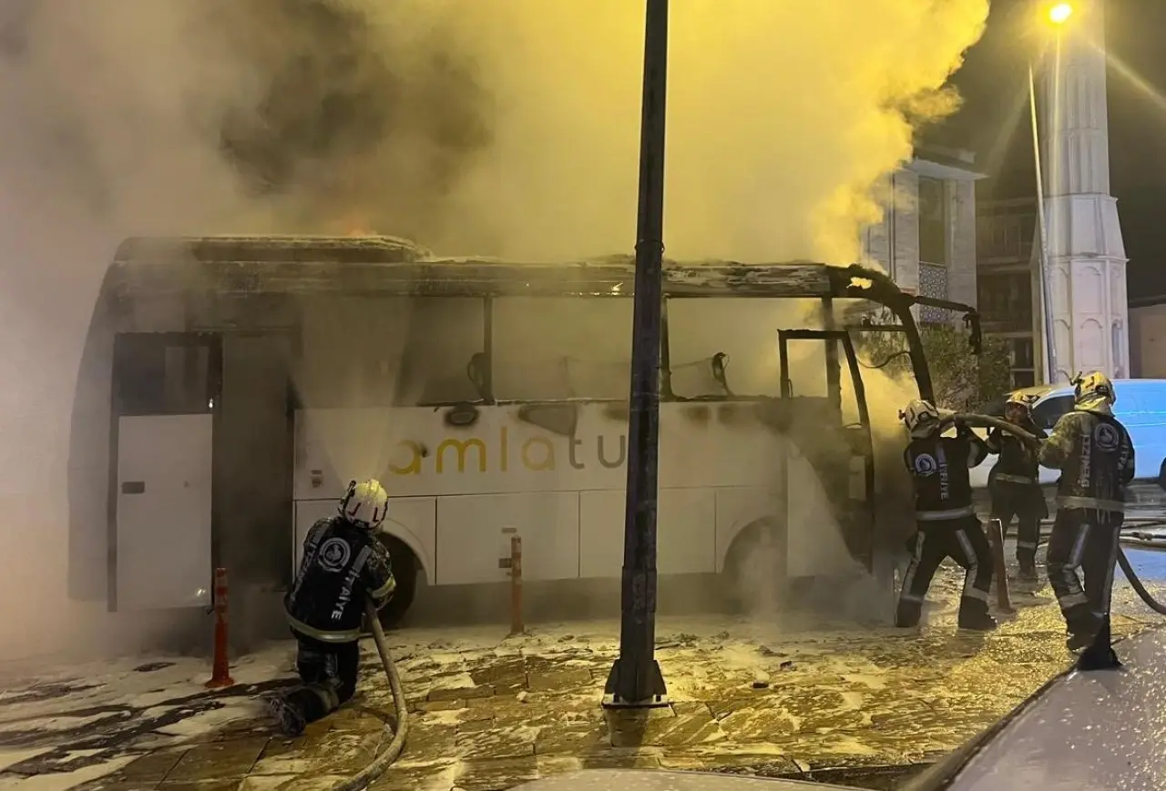 Denizli’de işçi servisinde yangın paniği! İşçi servisi alev topuna döndü 4