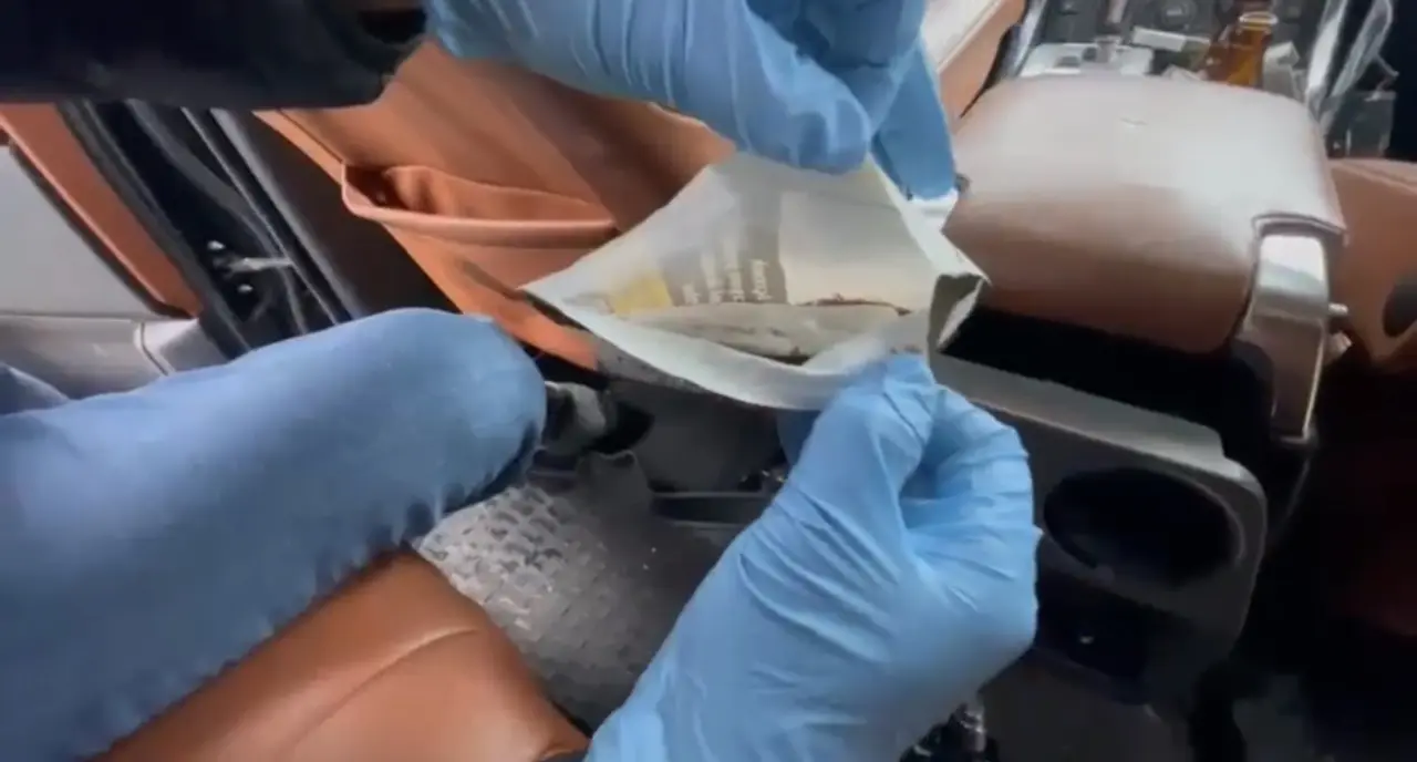 Polis gizli bölmeyi Açtı, uyuşturucu ve silah çıktı! 1