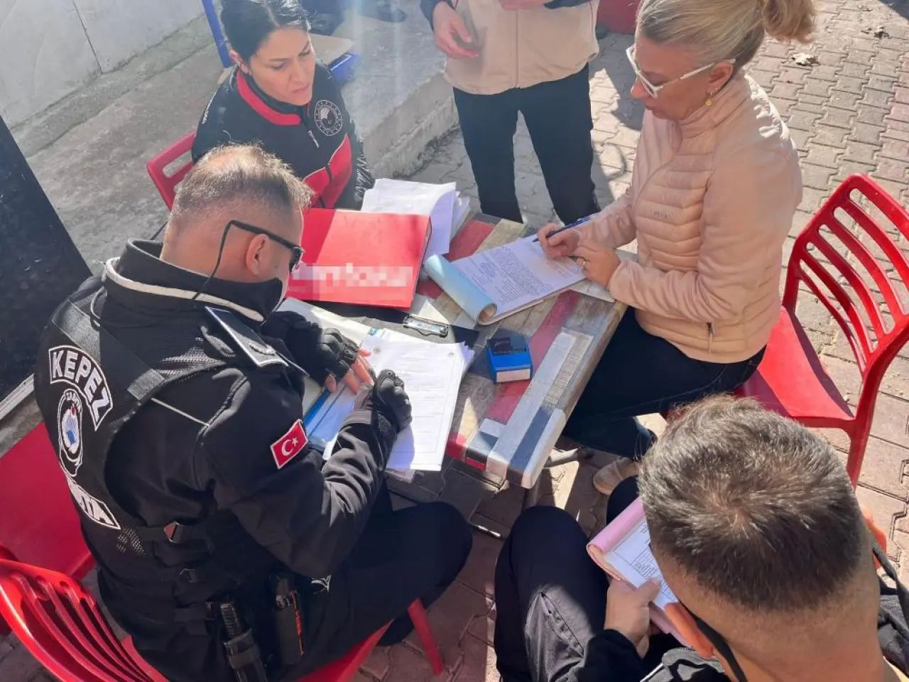 Halk sağlığıyla oynadılar! Ruhsatsız depoda binlerce kilo çürük gıda yakalandı 3