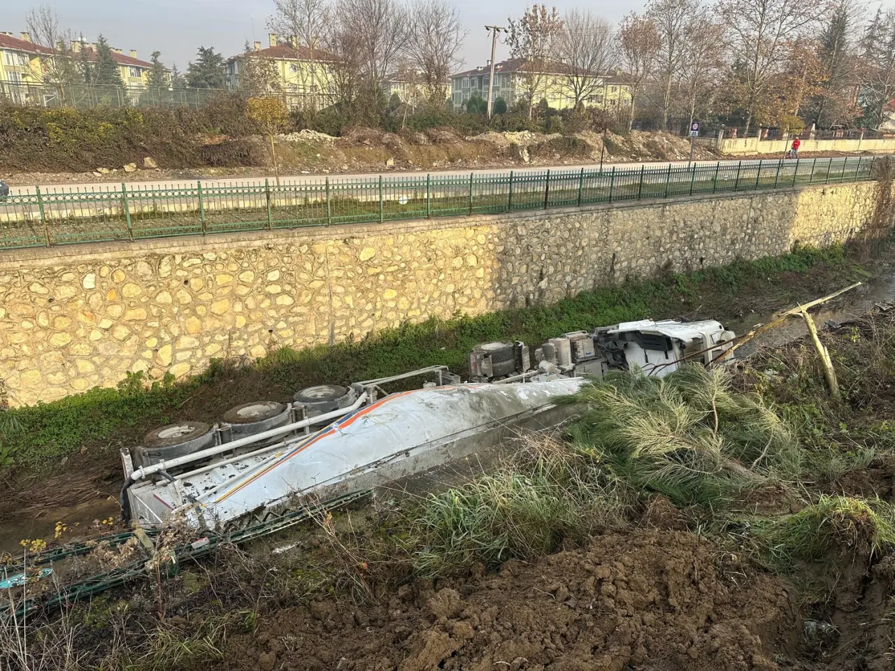 Düzce'de daralan yolda felaket! Beton mikseri dereye uçtu 3