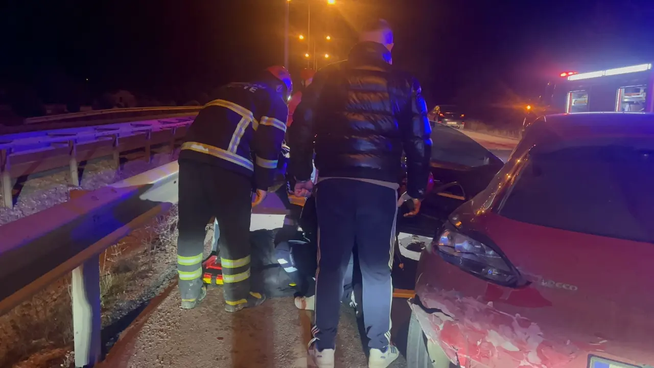 Çorum’da feci kaza! Tıra çarpan otomobil hurdaya döndü 4