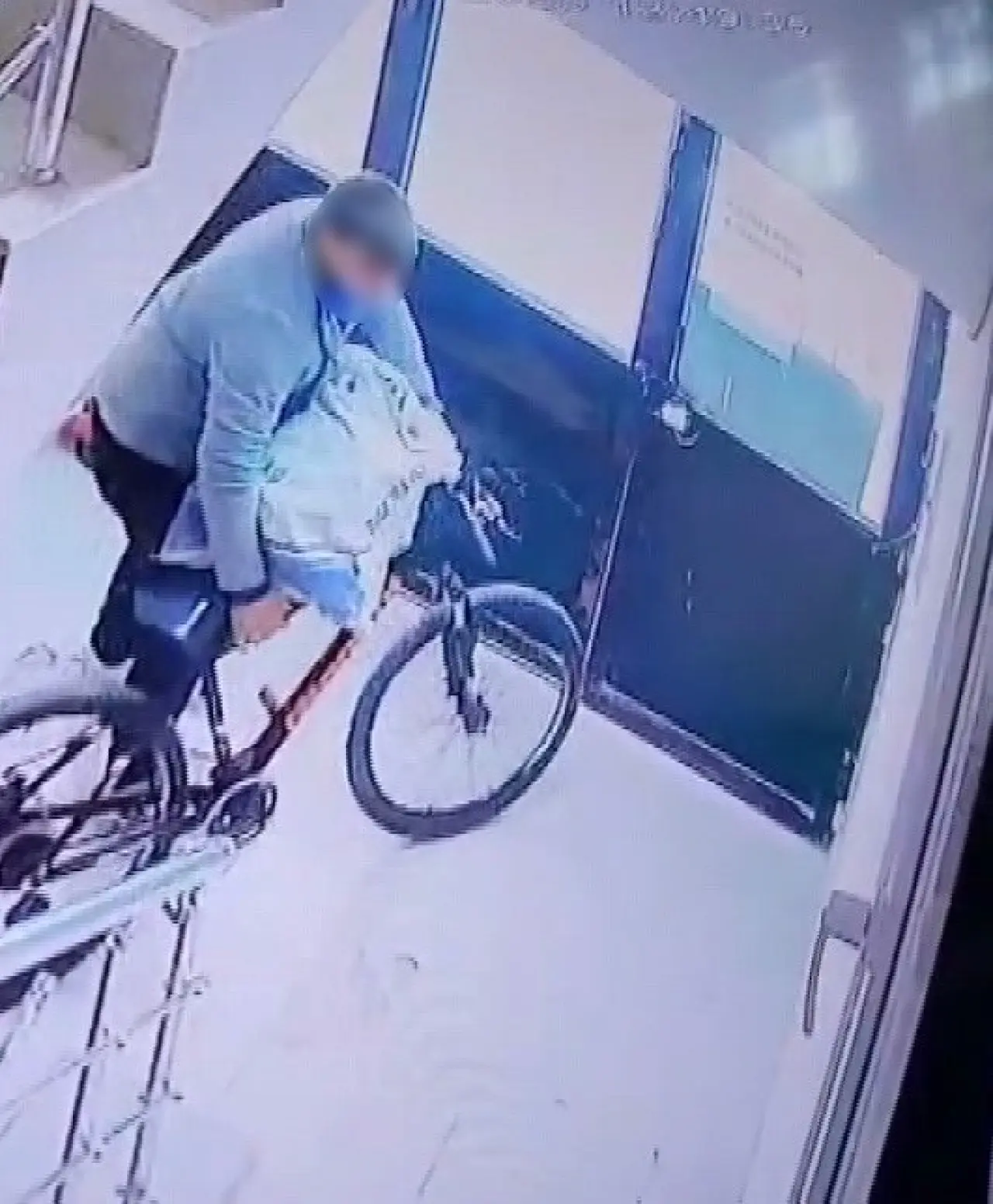 Kameraya yakalanan hırsızdan şikâyetçi olmadı, bir öğütle yetindi: 'Gençsin, helal yoldan kazan!' 1