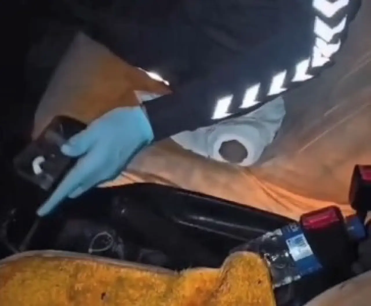 Direksiyondan küllüğe! Otomobilde gizli uyuşturucu bölmeleri 2