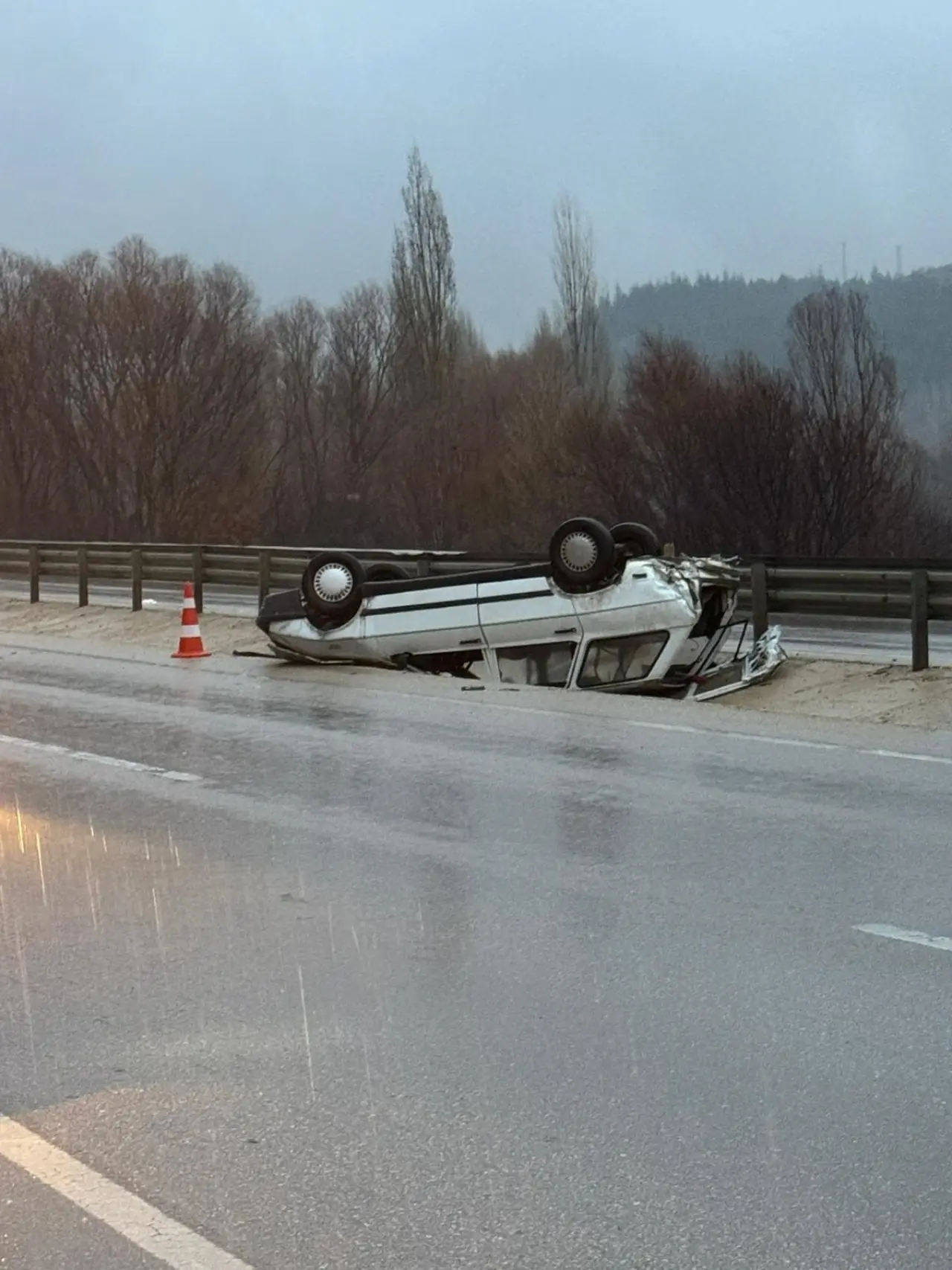 Kontrolden çıkan otomobil refüje uçtu! 1 yaralı 1