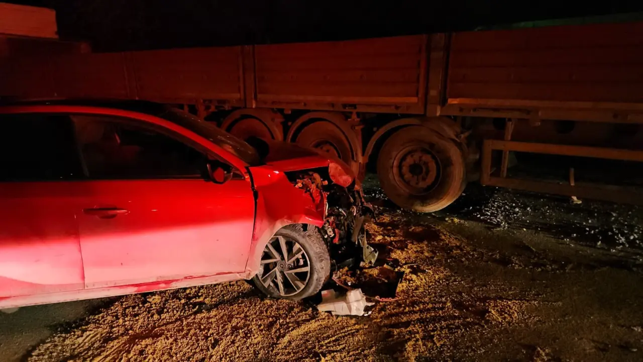 Kağıthane’de gece yarısı dehşeti! Makas atan sürücü park halindeki tıra çarptı 1