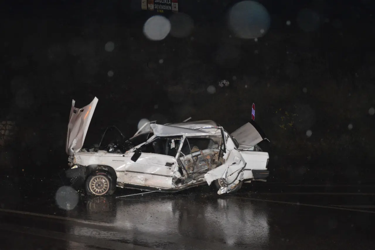 Samsun’da korkunç çarpışma! Otomobil tıra ok gibi saplandı 3