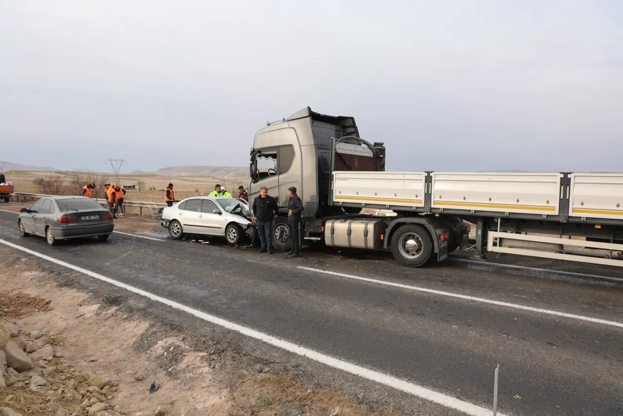 Nevşehir'de can pazarı! Otomobil tırla çarpıştı, 1 ölü 3 yaralı 6