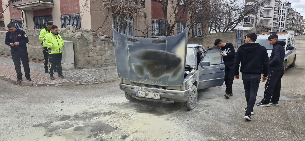 Seyir halindeyken alev alev yandı! Sürücü son anda kurtuldu 1
