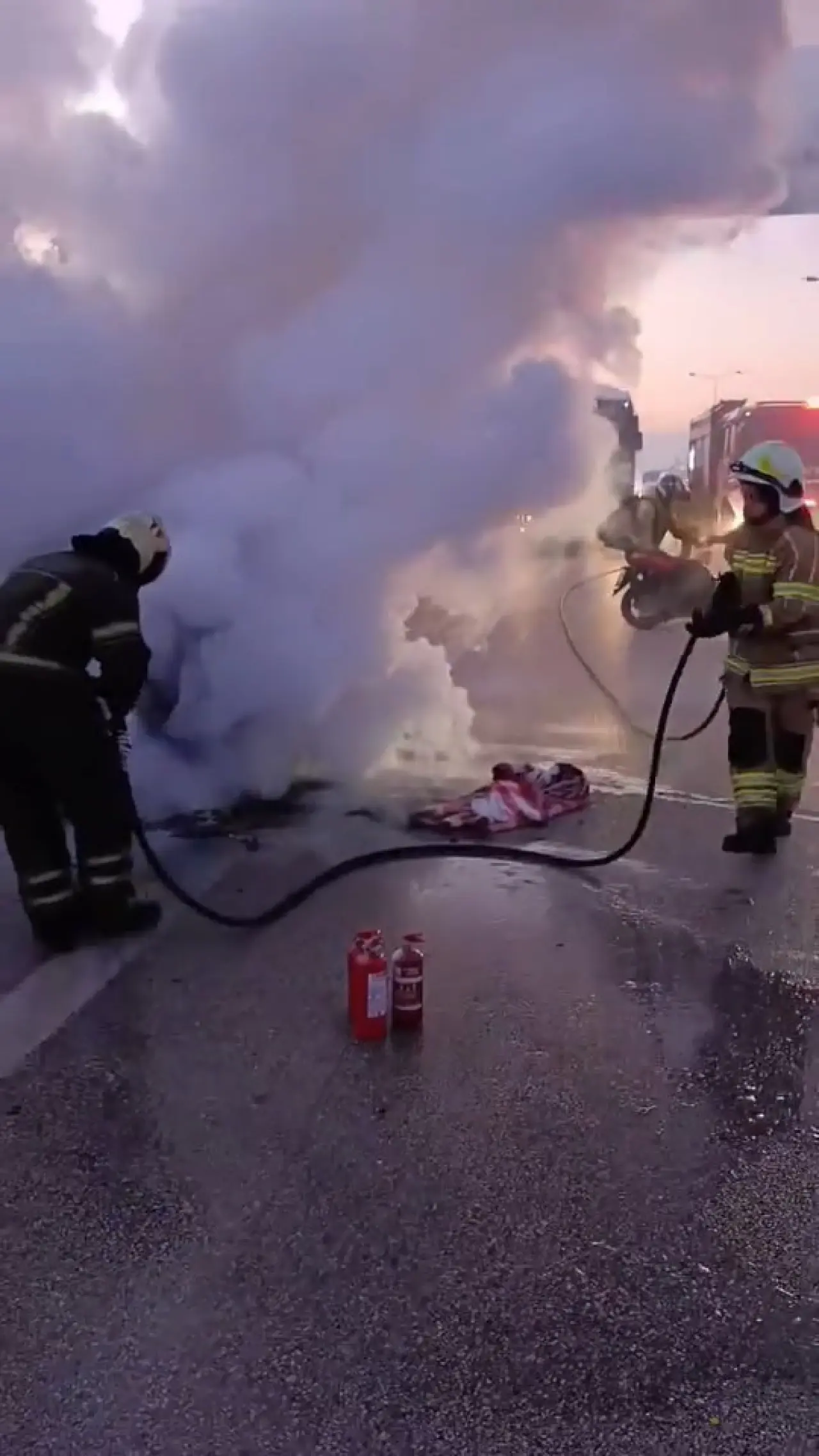 Bursa'da seyir halindeki otomobil alev alev yandı! Sürücü canını zor kurtardı 4