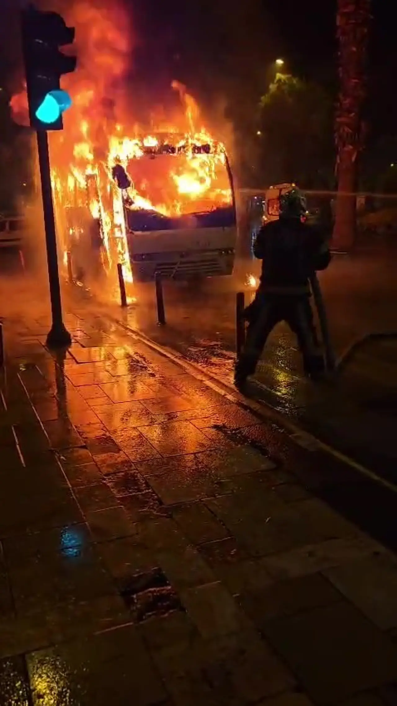 Denizli’de işçi servisinde yangın paniği! İşçi servisi alev topuna döndü 2