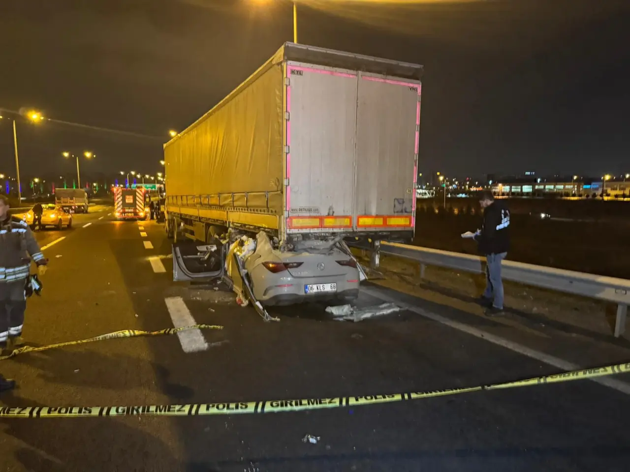 Eryaman’da korkunç kaza! Otomobil tıra çarpıp 300 metre sürüklendi 6