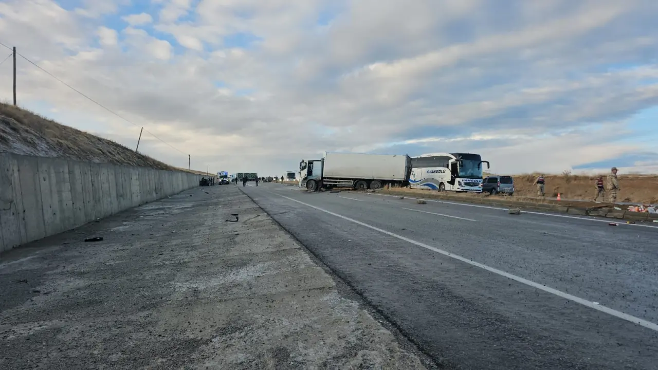 Van’da sis ve buzlanma kabusu: 6 araç peş peşe çarpıştı! 1