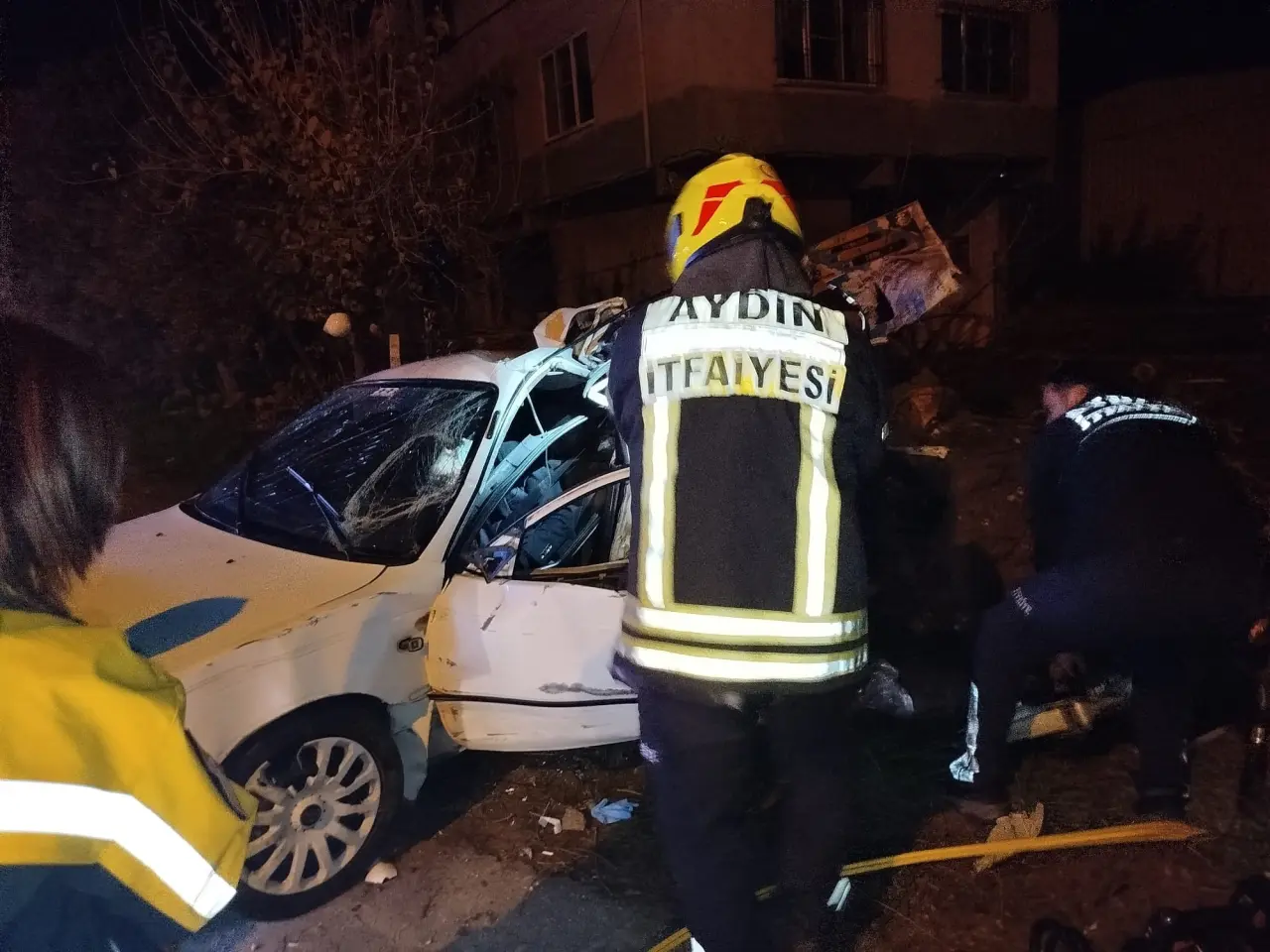 Aydın-Denizli yolunda korkutan kaza! Otomobil ağaca ok gibi saplandı 4