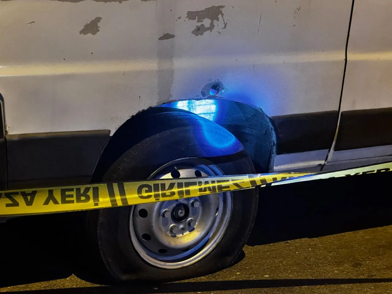 Denizli'de korku dolu anlar! Pompalı tüfekle minibüsü kurşunlayıp kaçtılar 2