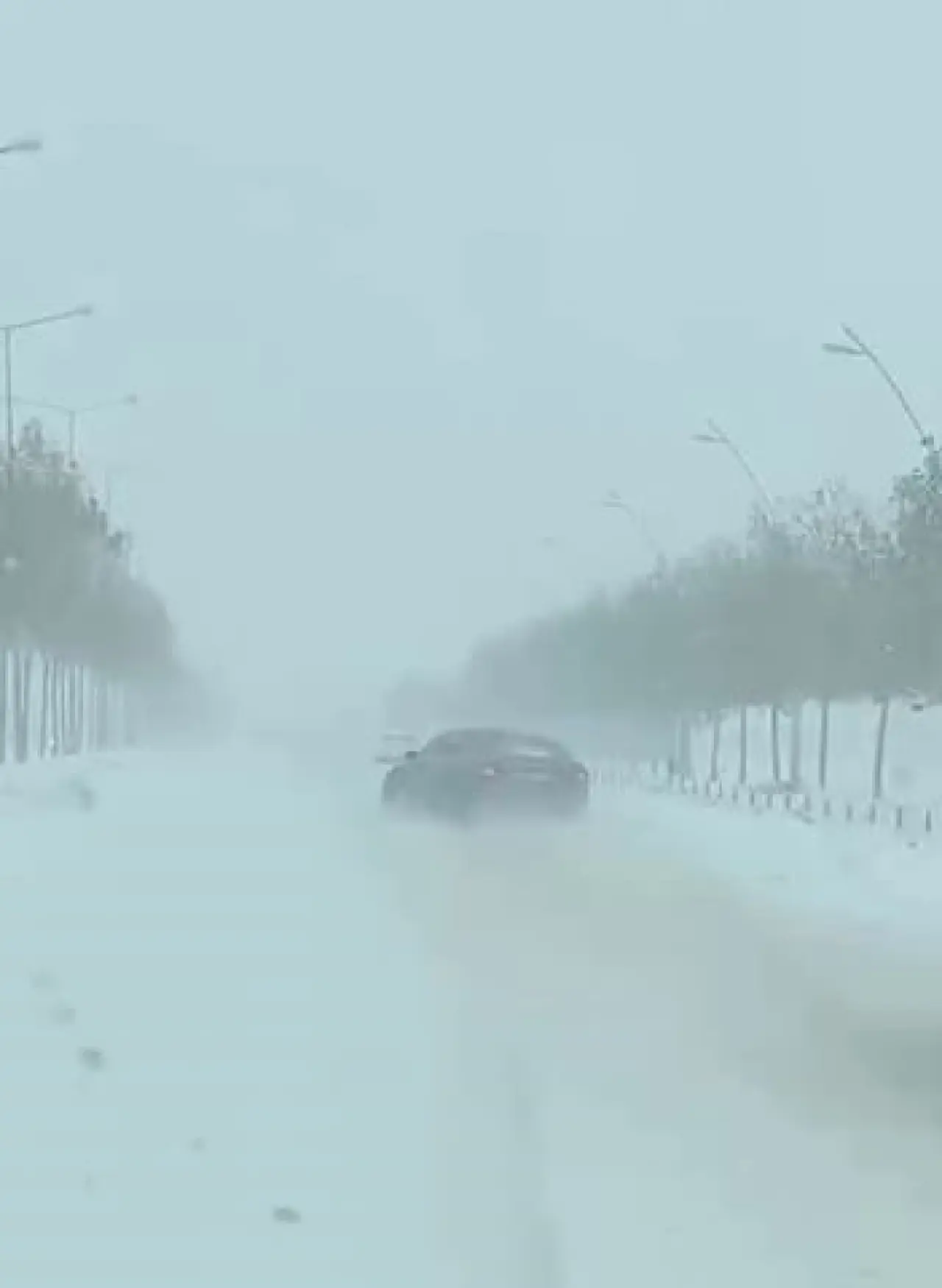 Karla kaplı yolda araç savruldu! O anlar kameralara böyle yansıdı 1