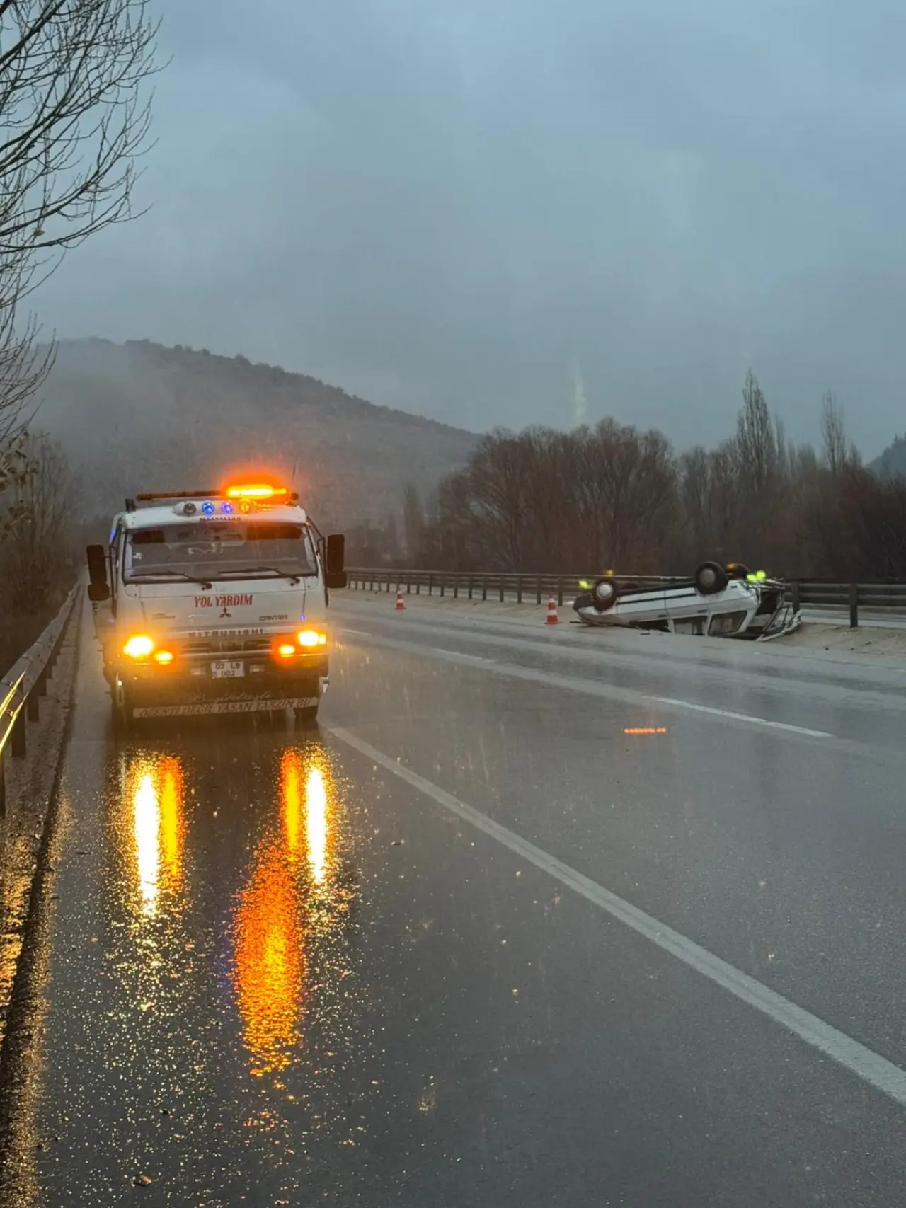 Kontrolden çıkan otomobil refüje uçtu! 1 yaralı 2