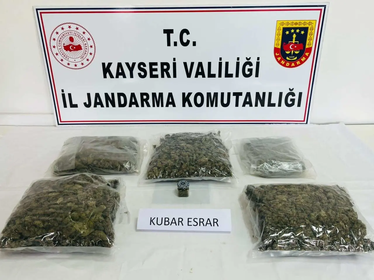 Kayseri'de sehpa içine zulalanmış 4 kilo esrar yakalandı! 2