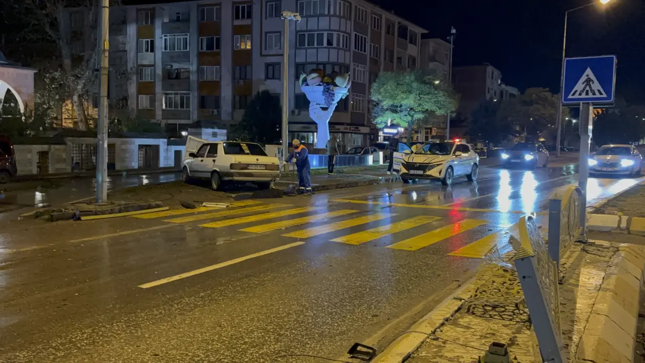 Edirne’de korku dolu anlar! Alkollü sürücü bariyerleri yıktı, karşı şeride uçtu 2