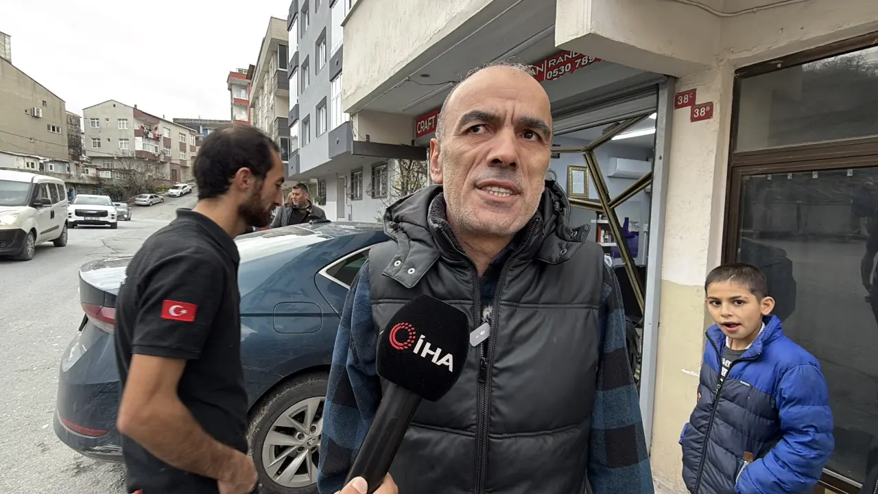 Tıraş olurken araba çarptı! El freni unutuldu, otomobil berber dükkanına daldı 4